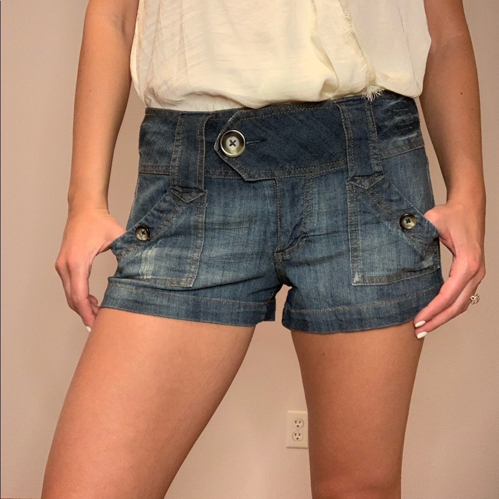 Jean short, wide waist band, button closure pocket